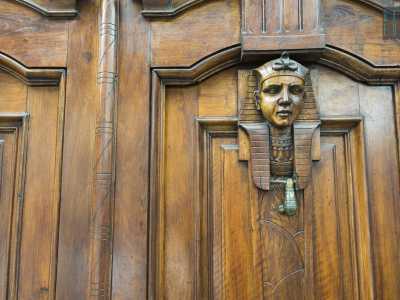 Foto 10. Il portone � a due ante, in legno, vetro e ferro battuto: hanno specchiature rettangolari in cui si inseriscono due sfingi scolpite ciascuna con un batacchio in ottone [foto di Gennaro Gargiulo]